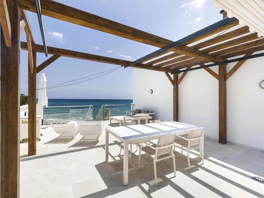 Modern apartment with roof terrace and sea view