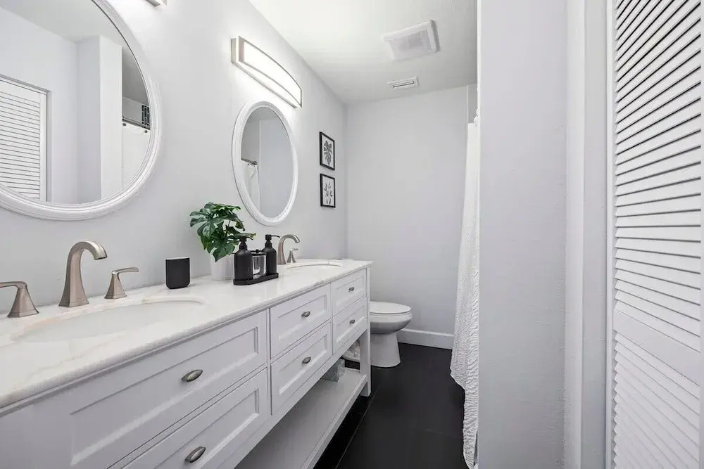 Stylish Townhome w Hot Tub 5 Min Walk to Beach