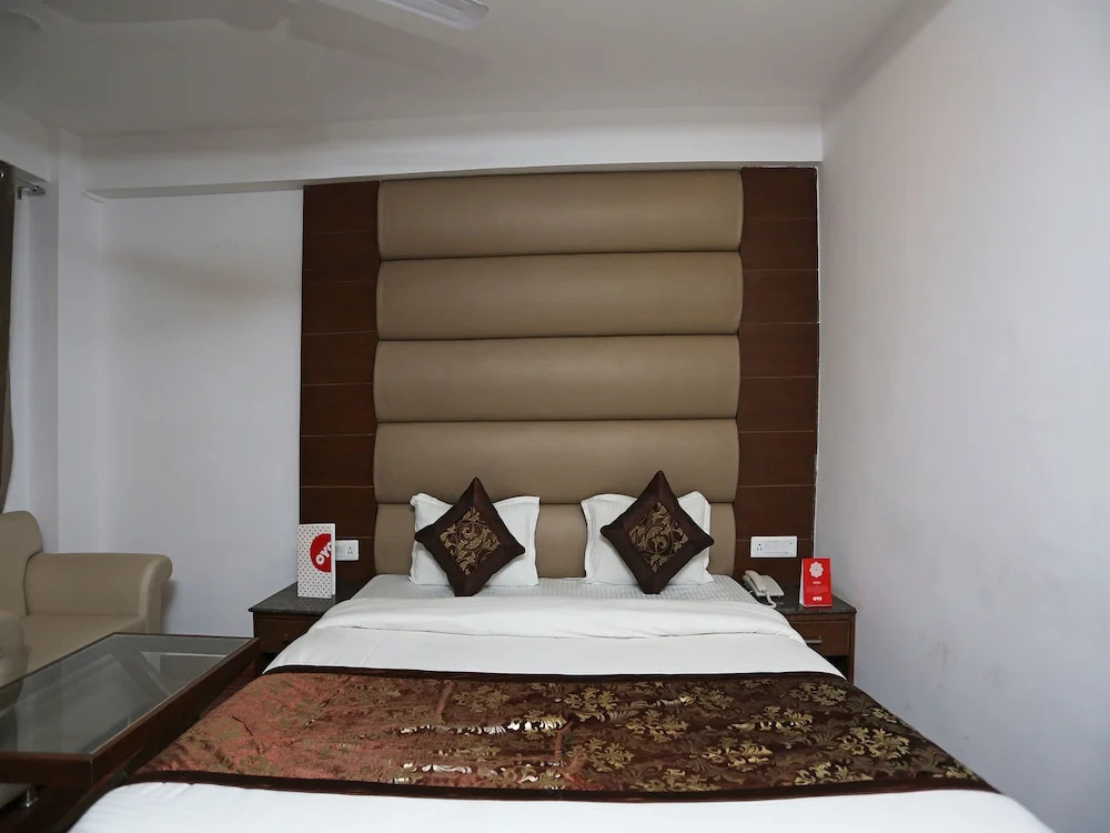 OYO 15210 Hotel Aashna