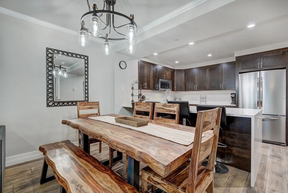 Modern and Updated St James Premium 3 Bedroom Residence 3 Condo by RedAwning