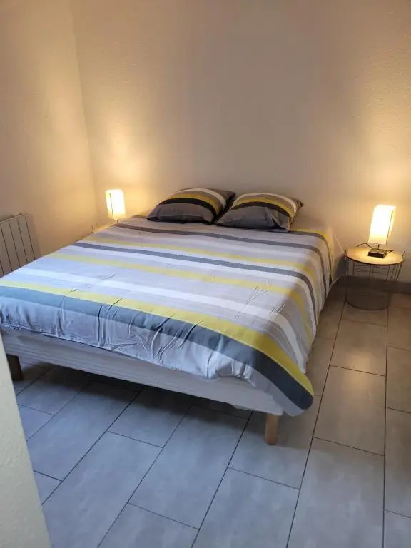 COLLIOURE tres bel appart a 150 metres des plages avec jardin prive et parking dans residence securisee