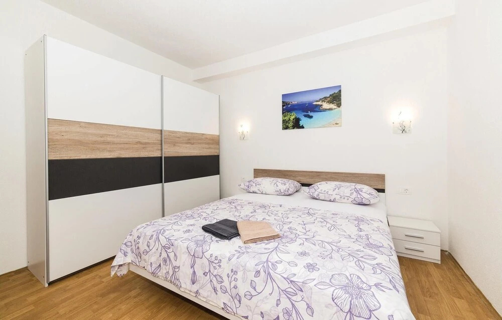 Beautiful Home in Kastel Stafilic With Wifi and 4 Bedrooms