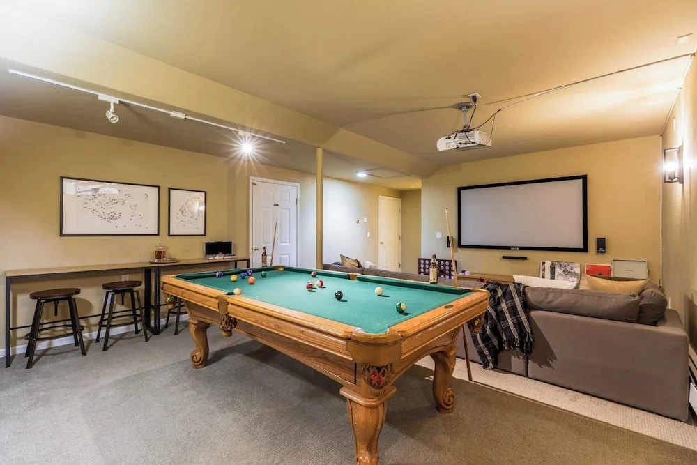 River Rock by Avantstay 8 Bedroom Ski Estate w/ Hot Tub & Movie Theatre 10 Min Walk to Mtn