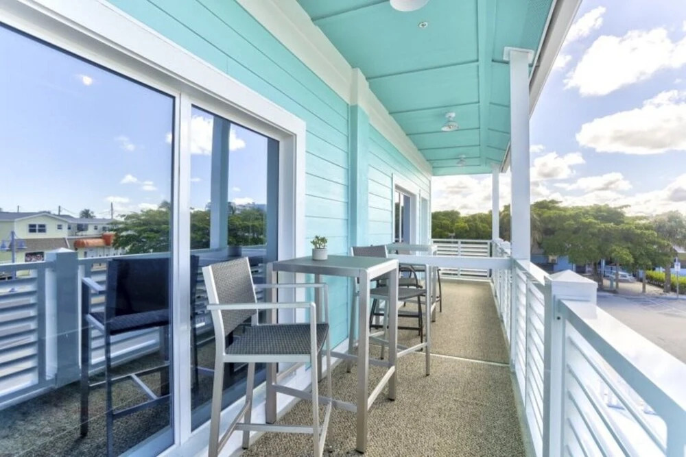 Ocean Jewel 2- Modern Loft Close to Beach and Shops
