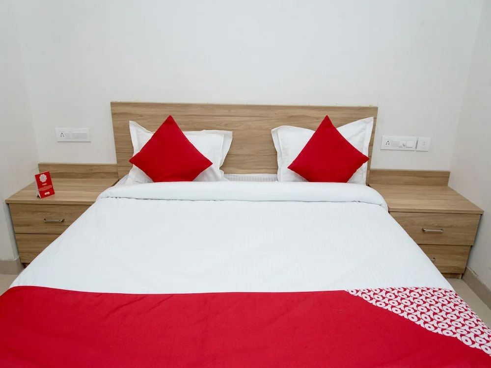 OYO 14110 Home Modern Stay Airport Road