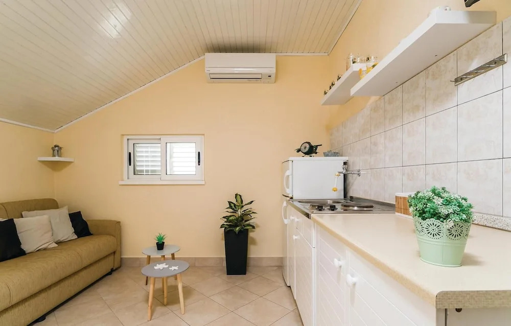 Amazing Home in Stratincica With Wifi and 5 Bedrooms