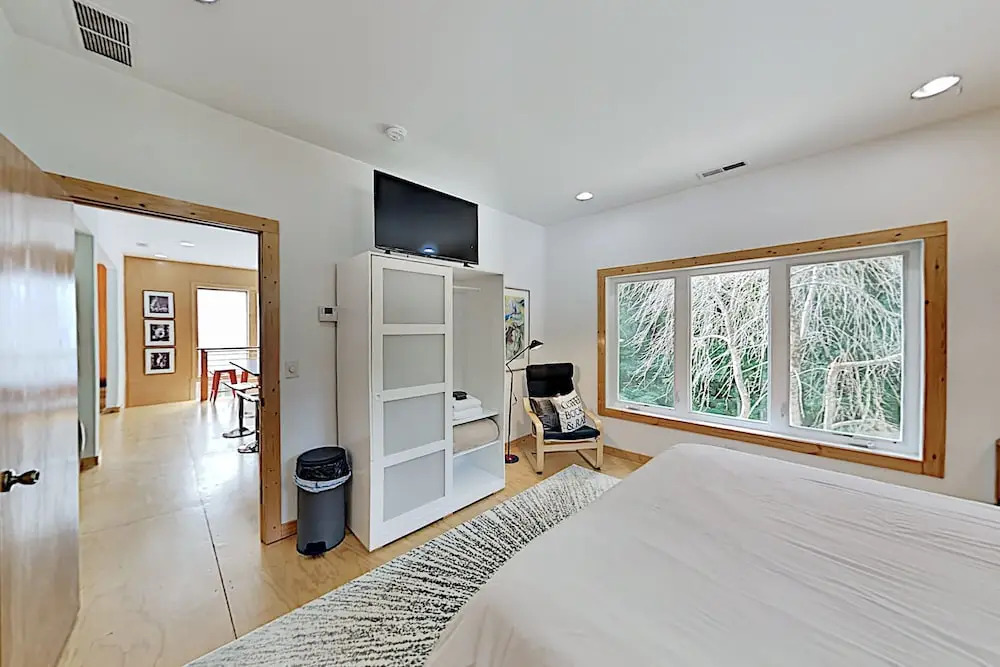 The Lime House W/ 2 Kitchens & Large Fenced Yard 4 Bedroom Home