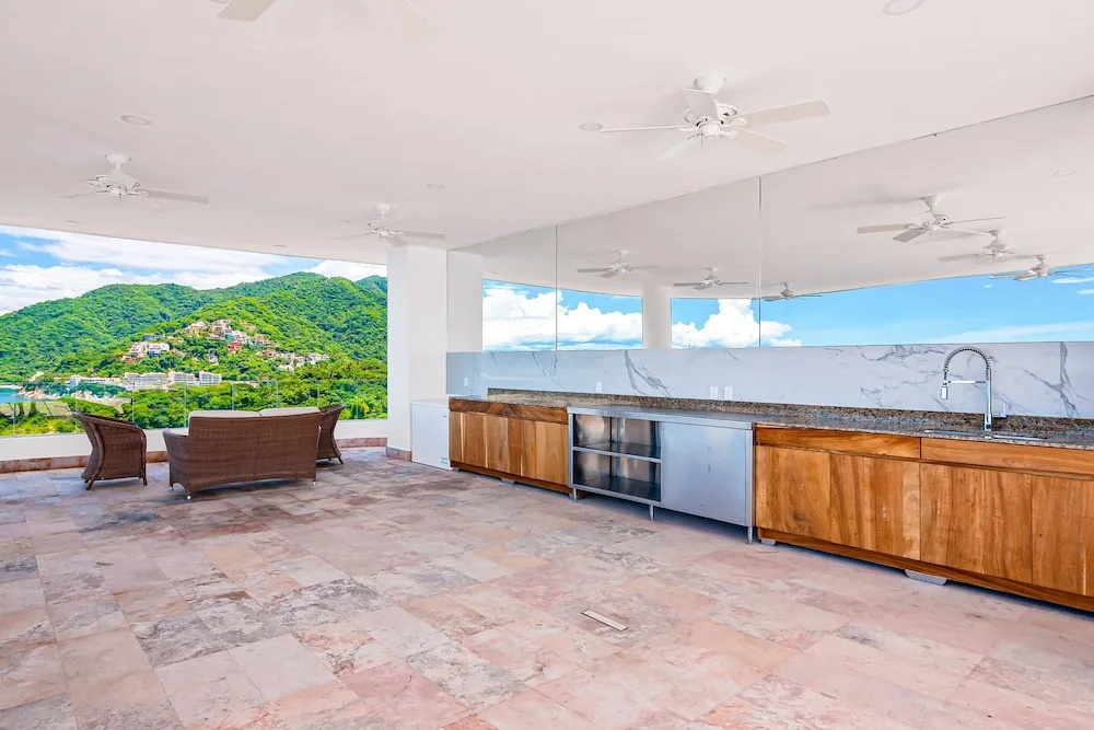 Luxe 2nd-floor Condo With Endless Ocean Views, Pool, spa & Balcony