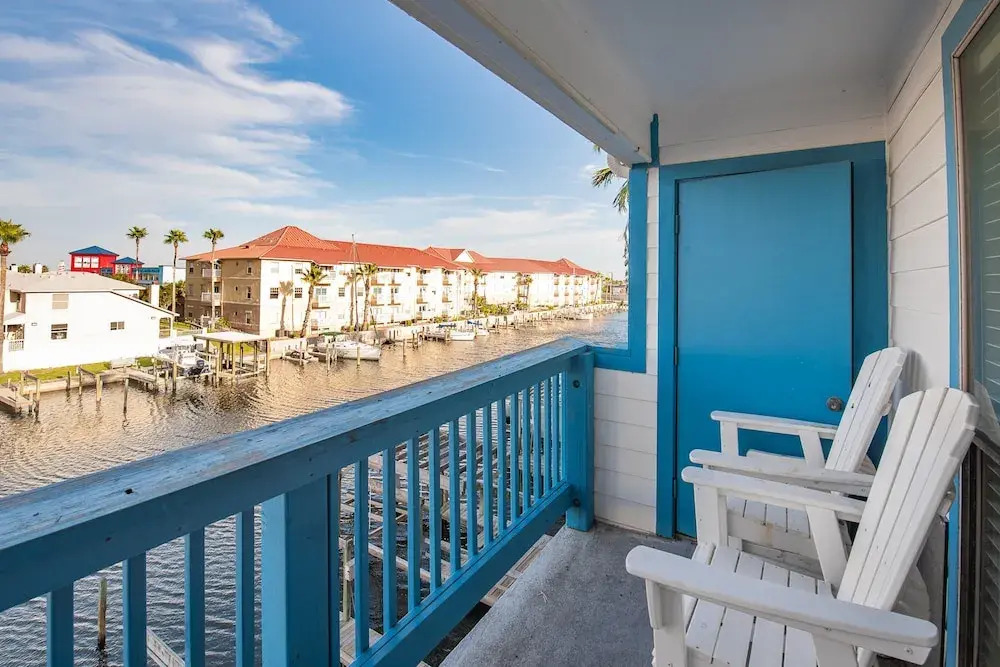 Spinnaker 317 - Waterfront/boat Slip!