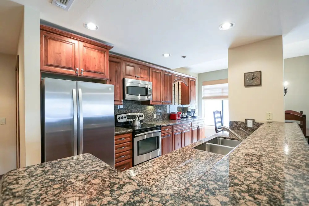 Silver Bear 22 Pet-Friendly, Cozy, Underground Parking, Walk to Canyon Lodge by RedAwning