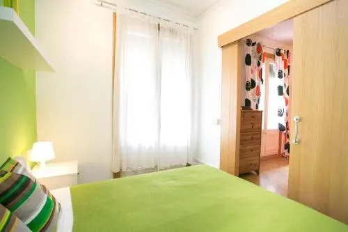 Ro Lively and bright apartment next to Blai st