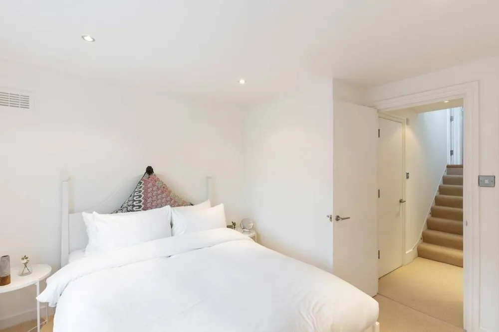 Modern & Cosy Three Bedroom Apartment in Queen's Park
