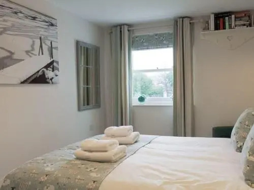 12a Elm Court