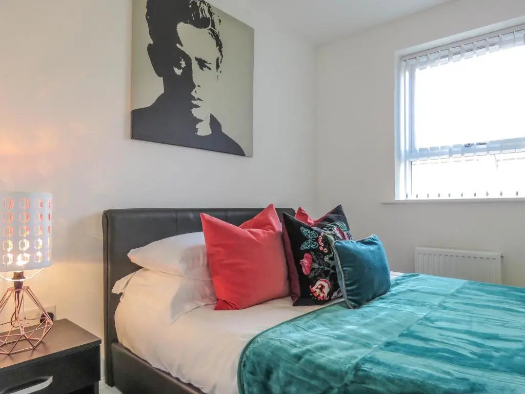 Tudors eSuites Two Bedrooms Garden and Netflix