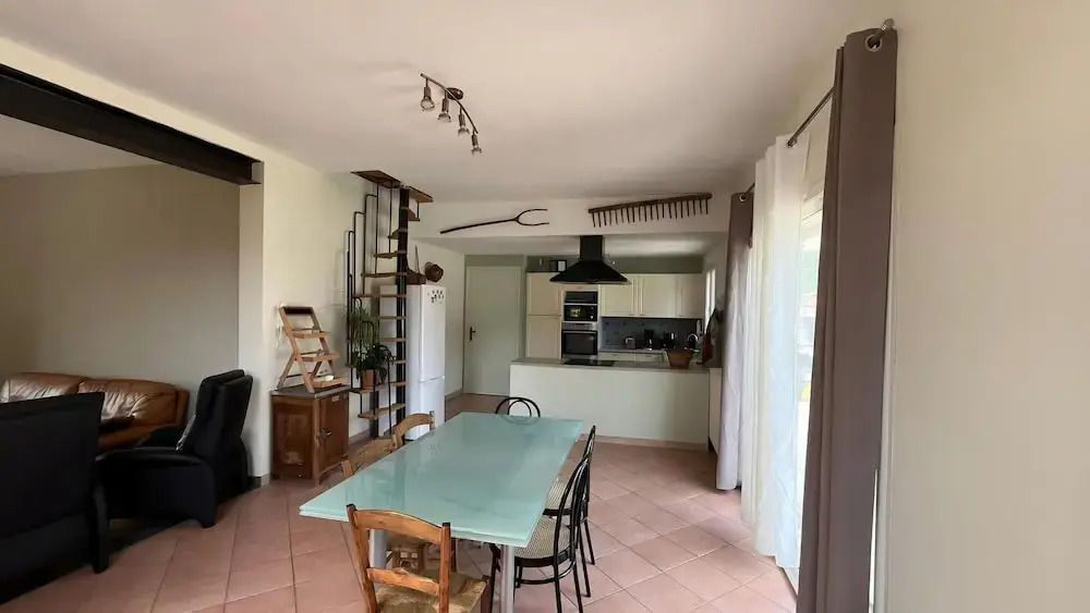 Villa in St Denis with Pool & Pyrenees View