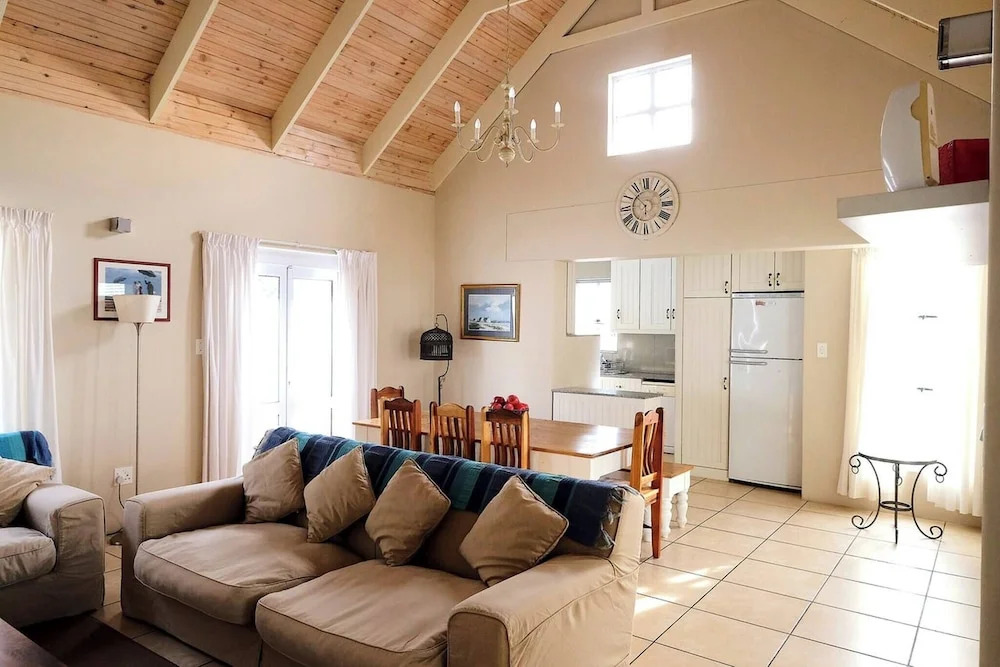 The Pelican - Stunning 3-bedroom Holiday Home in Langebaan