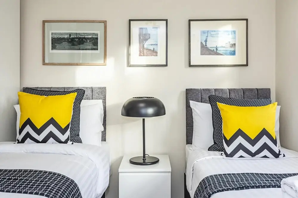 Incredible Light Filled Studio Apartment + Free Parking Sleeps 4