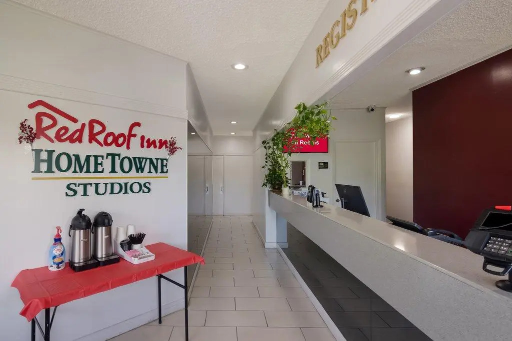 HomeTowne Studios by Red Roof Vero Beach - I-95