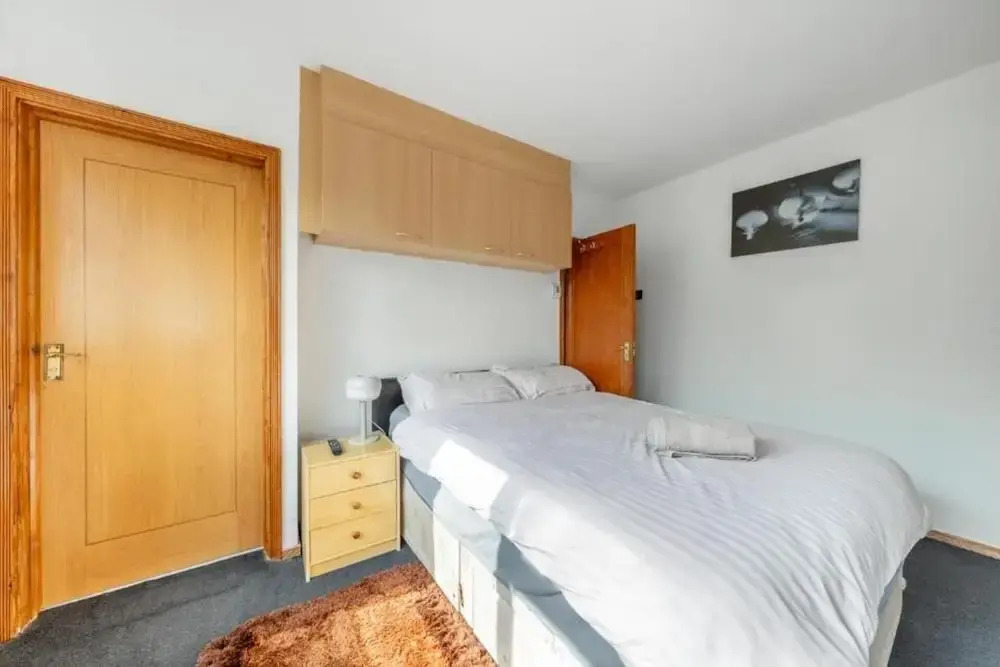 5-bed House - Sleeps 10 - Garden - Parking