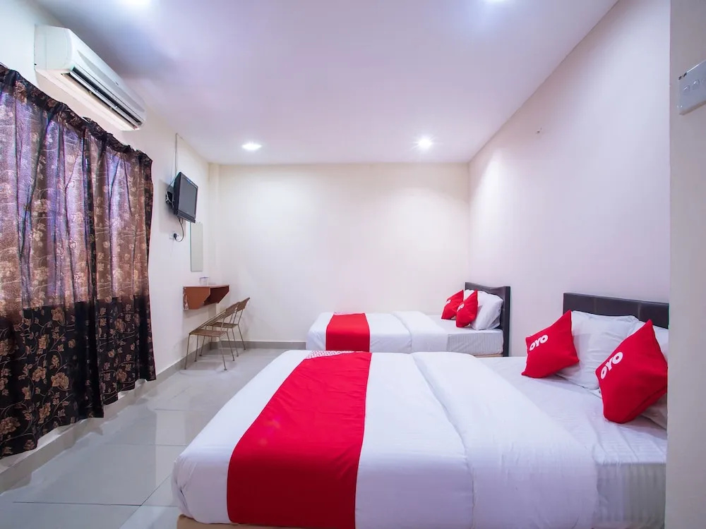 OYO 44010 Royals Star Hotel