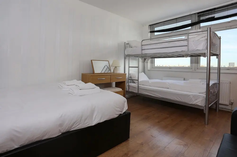 4 Bedroom Apartment in Shepherd's Bush Accommodates 10