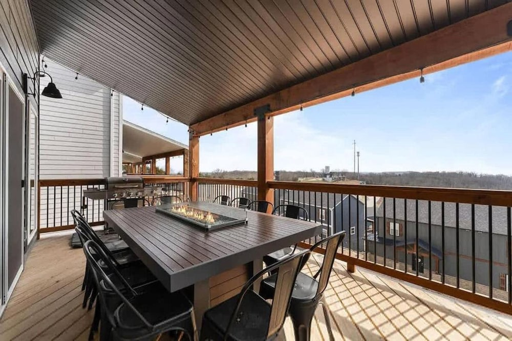 Modern Getaway w Hot Tub Arcade Stunning Views