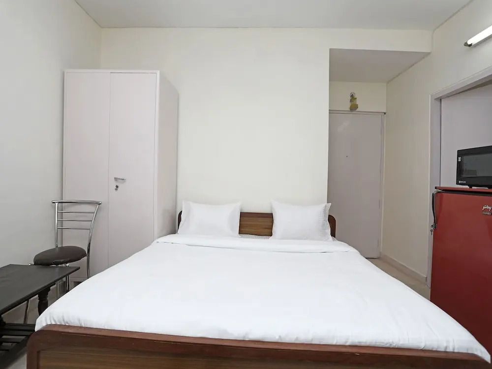 OYO 13269 Home Cozy 1RK Near Library Chowk