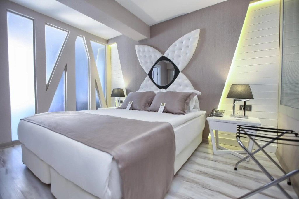 Demonti Hotel