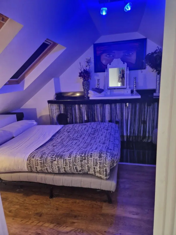Super Large Apartment in London for Larger Groups
