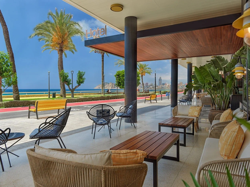 Отель H10 Porto Poniente