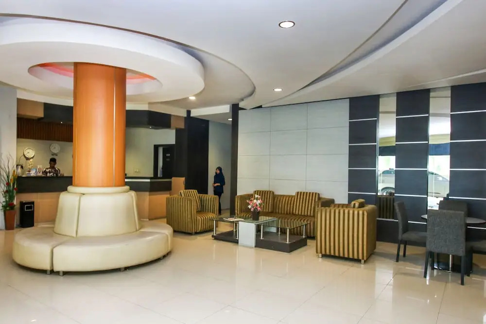 RedDoorz Plus near Hotel Benua Kendari