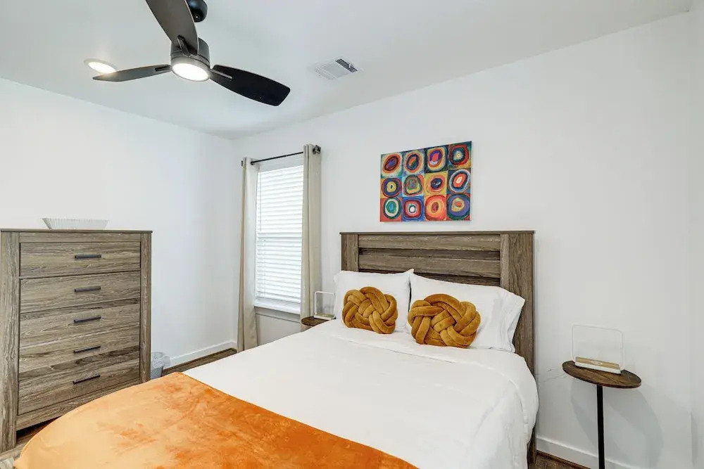 3 Mi to NRG Stadium: Sleek Houston Retreat!