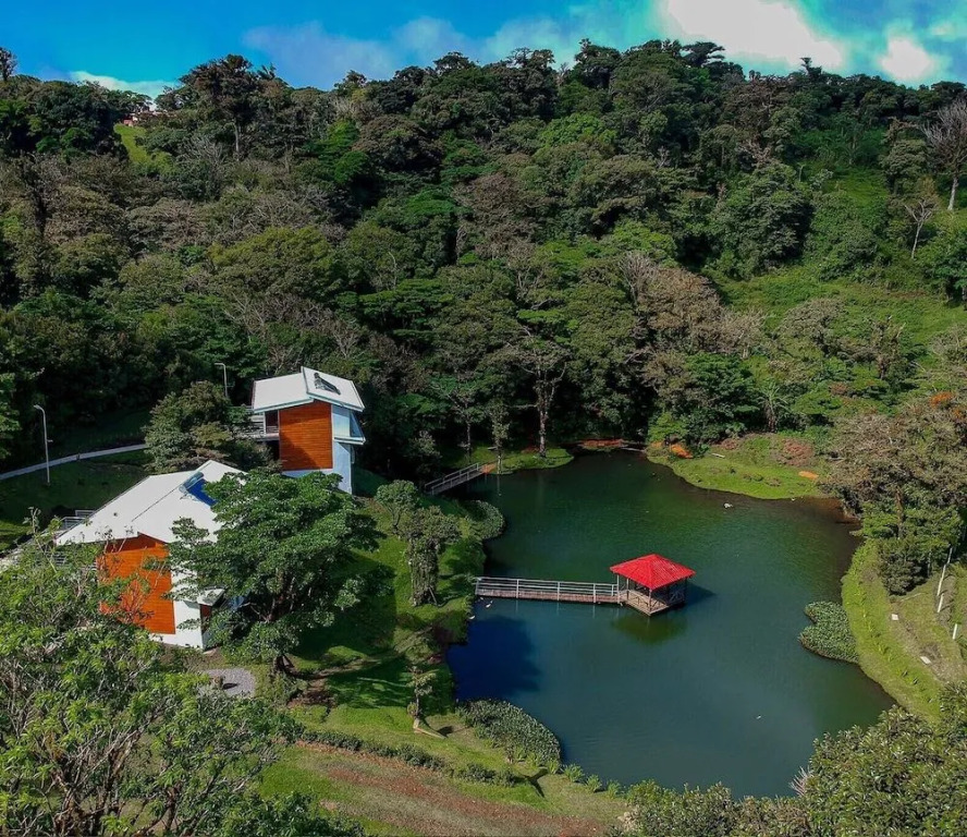 Burbi Lake Lodge Monteverde