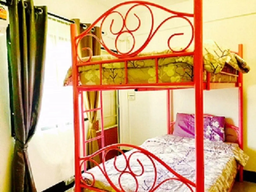 Bann Banburee Hostel & Cafe