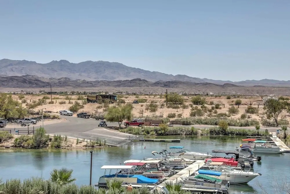 Boat Launch + Mountain Views: Lake Havasu Cabin