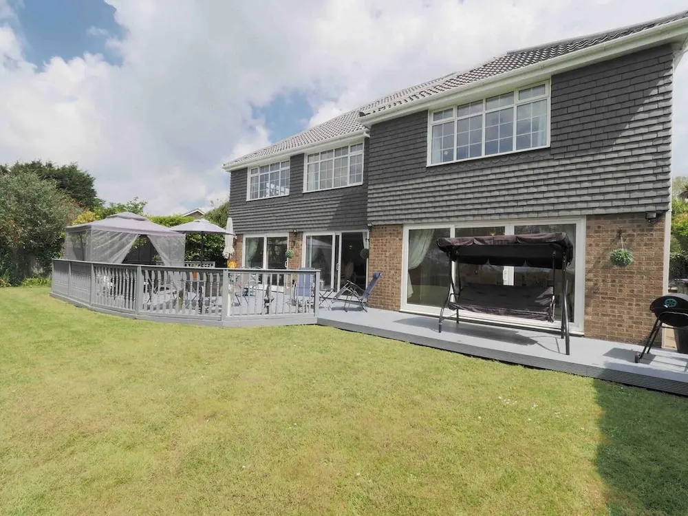 Inviting 7-bed House With sea Views in Hythe