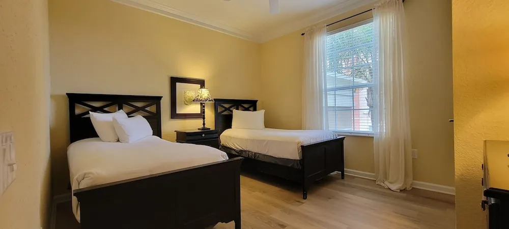 Gorgeous 3 Bed Lakeview, Vista Cay - 1010