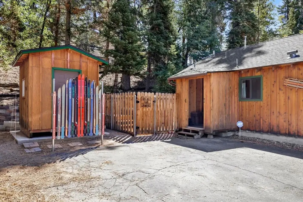 2069 - Bear Cub Cabin 2 Bedroom Home by RedAwning