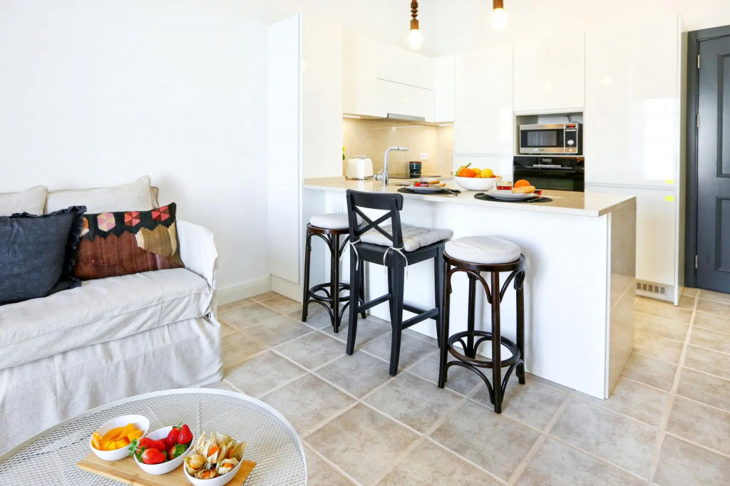 Hot Breeze Apartment