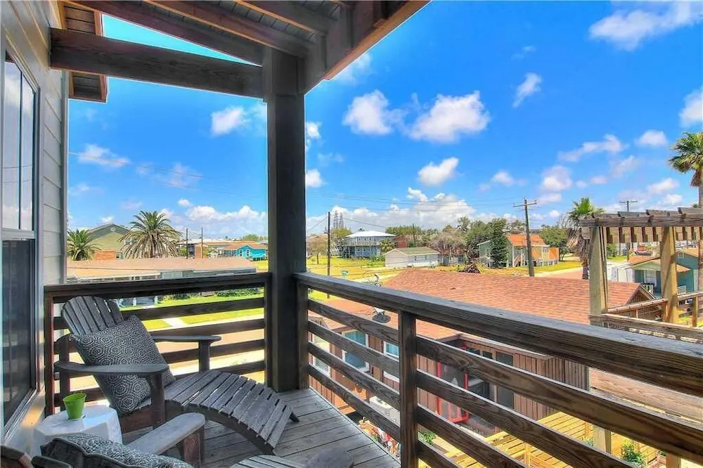 The Oyster House 3 Bedrooms 2.5 Bathrooms Home