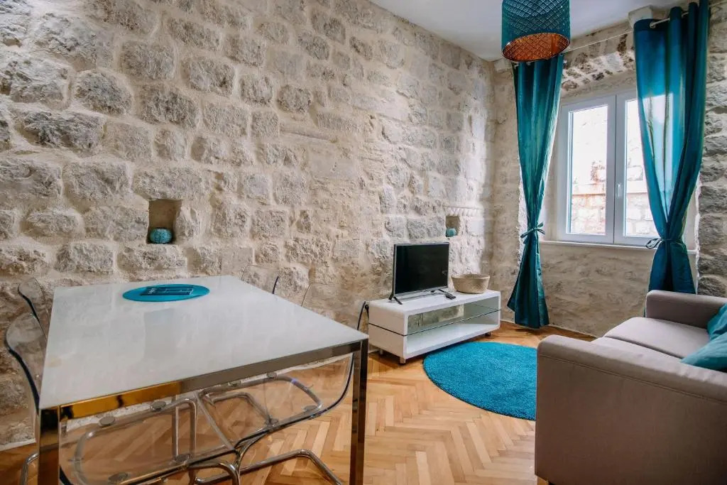 AMOROZO APARTMENTS by DuHomes