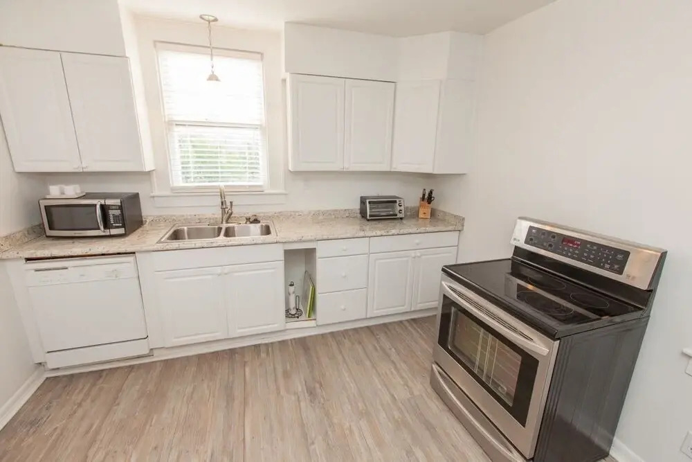 Shoreline Cottage 4 Bedrooms 2 Bathrooms Cottage