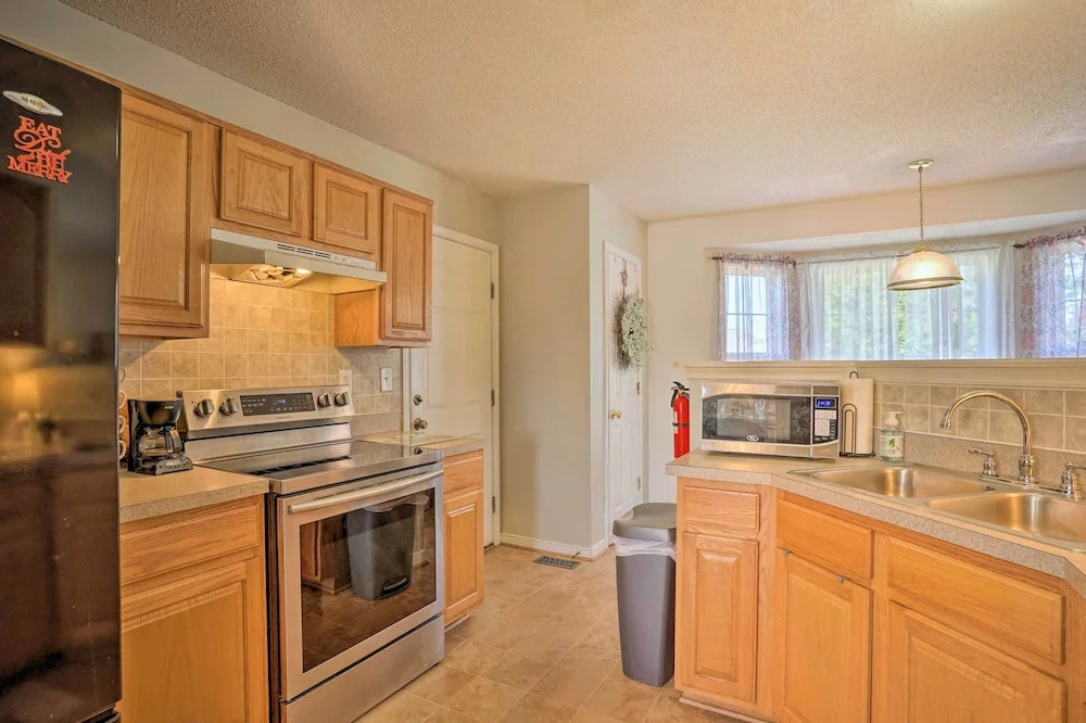 9 Mi to Richmond: Sandston Home w/ Office