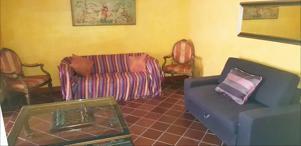 "Flora B&B "- Rooms in Privat Home Habitaciones en una casa privada