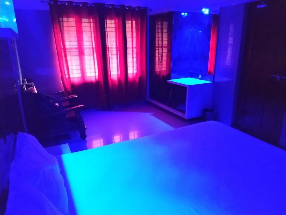 Iroomz Savitri Guest House