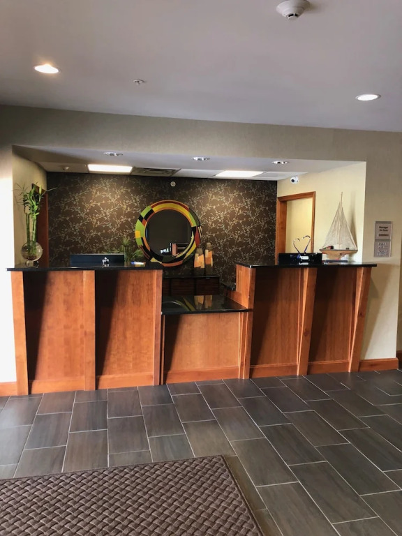 Countryview Inn & Suites