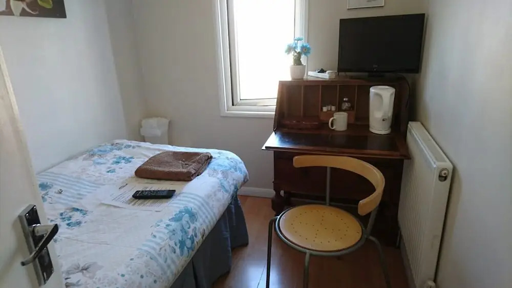 Tiny Single shared bathroom Room ssbyr