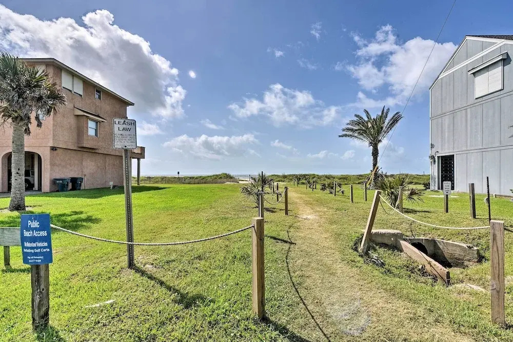 1 Block to Beach: Family Getaway in Galveston