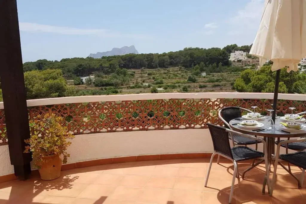 Fabulous refurbished apartment above private villa