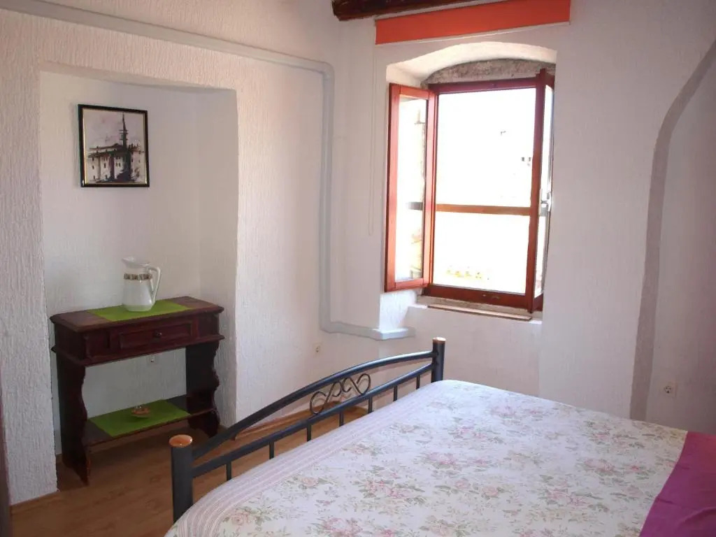 Apartment 52